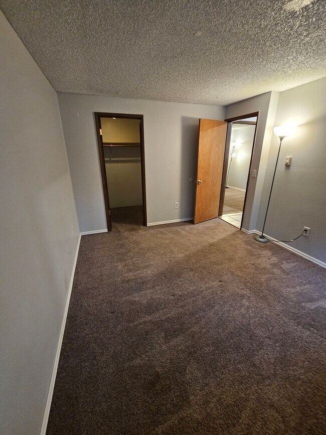 Building Photo - Port Orchard townhouse close to everything