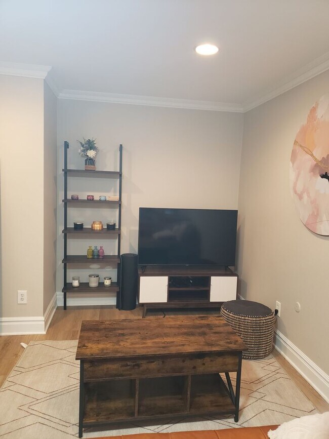 Building Photo - Stylishly Updated 2BR Townhome Near City Park Denver