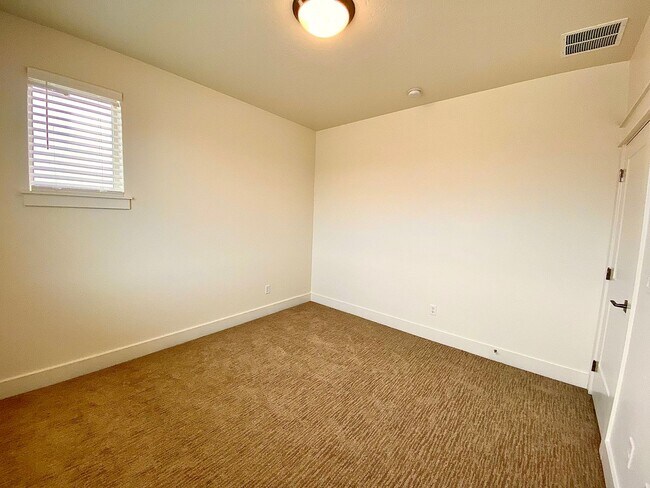 Building Photo - Beautiful Custom 6 Bedroom (2 Primary Bedr...