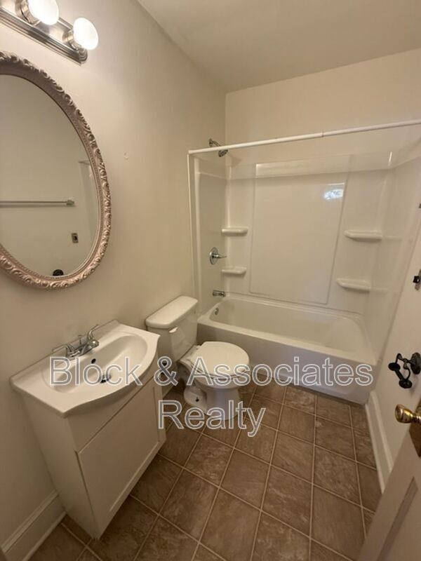 Building Photo - 227 Lexington Rd