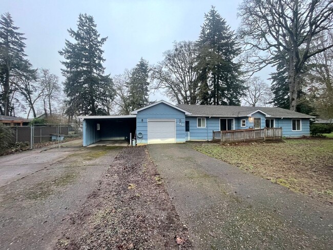 Building Photo - Large Home with Spacious Pet Friendly Back...