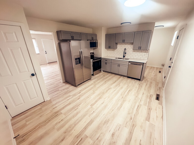 Building Photo - 1832 Kermit Ave