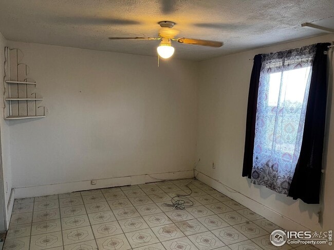 Building Photo - Get a country feel while in town at this u...