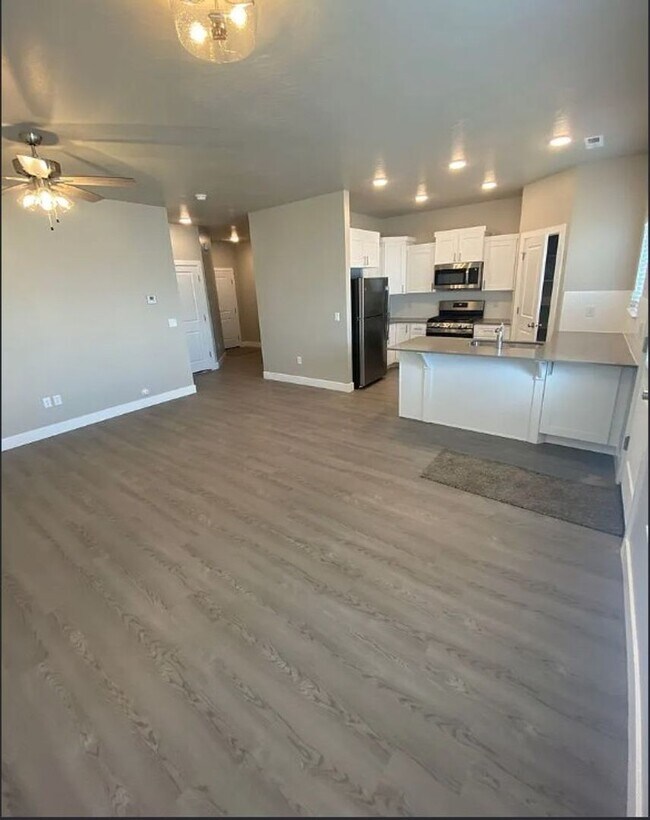 Building Photo - 3 Bedroom End-Unit Townhome in Cedar Bend – Great Cedar City Location