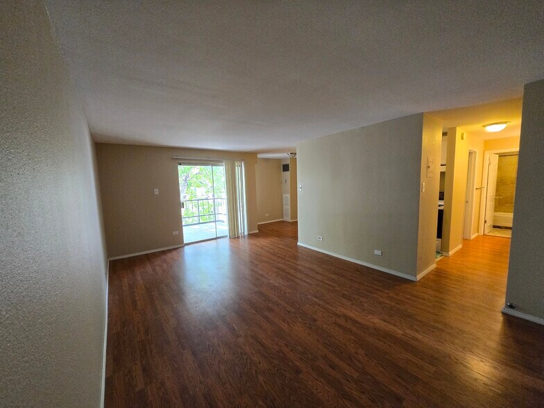 Building Photo - 2325 S Linden Ct