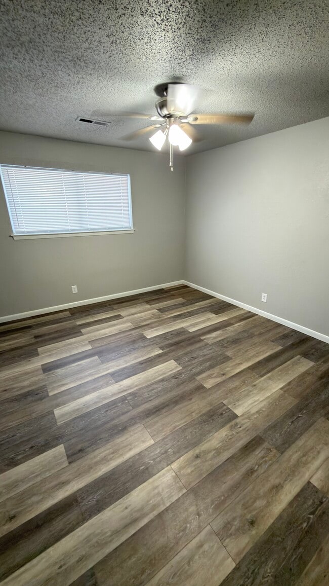 Building Photo - 150 W Kent St