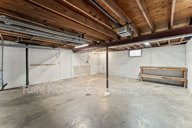 Building Photo - 1100 SW Kingscross Rd