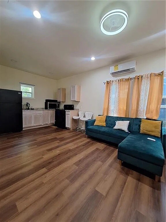 Building Photo - Room in Apartment on Herringbone Hollow