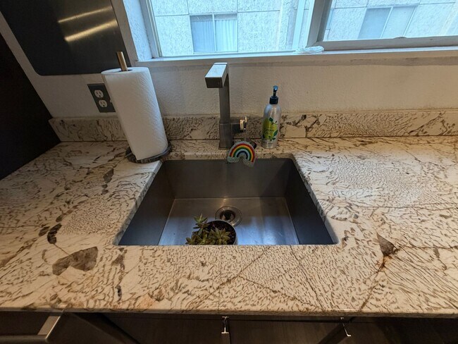 Building Photo - Turnkey Top-Floor Living in Gated Community Near City Park, Dining & Hospitals