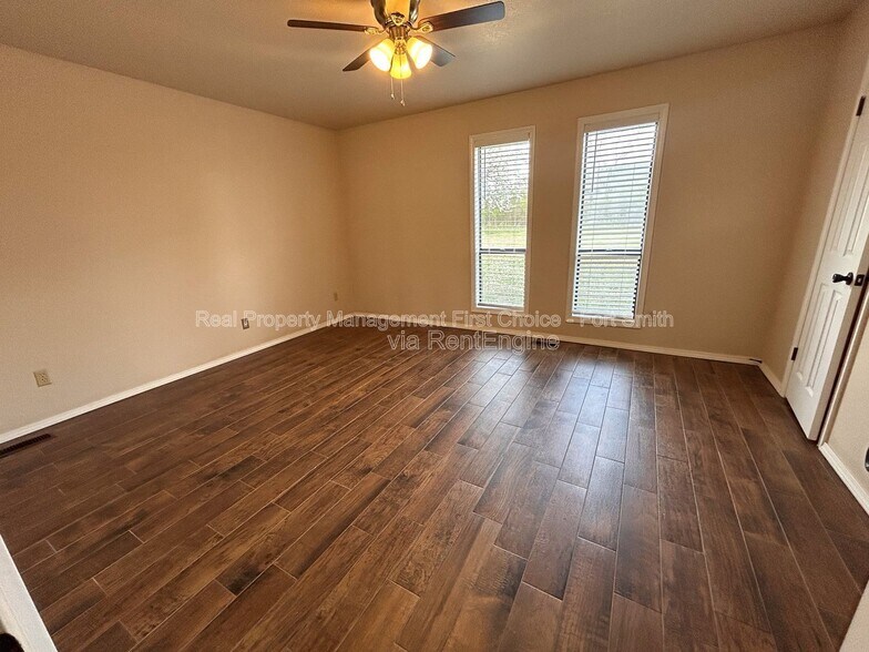 Building Photo - 9200 Rogers Ave