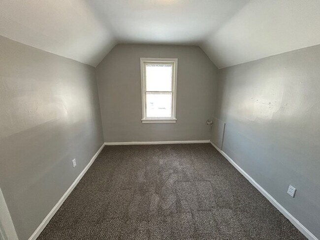 Building Photo - 3 Bed- 1 Bath Single Family Home