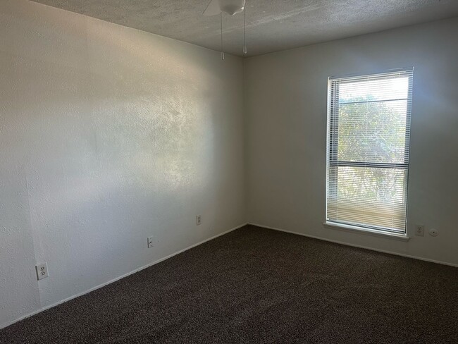 Building Photo - AVAILABLE NOW! Lovely 3-bedroom, 2-bathroo...