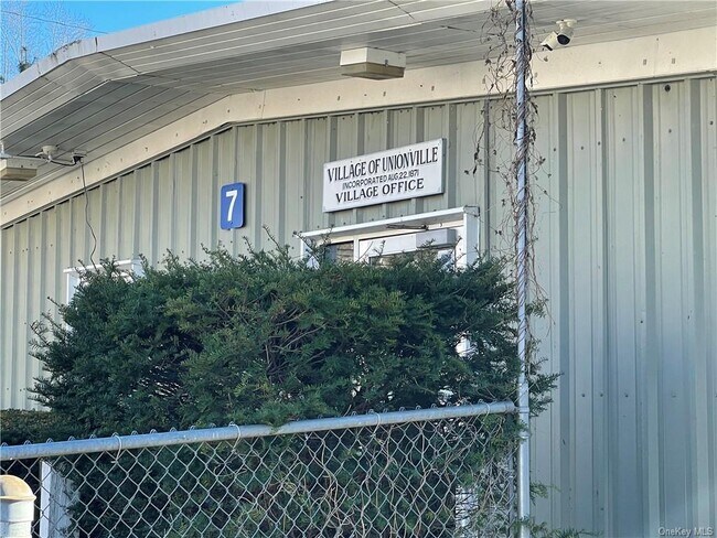 Building Photo - 9 Main St