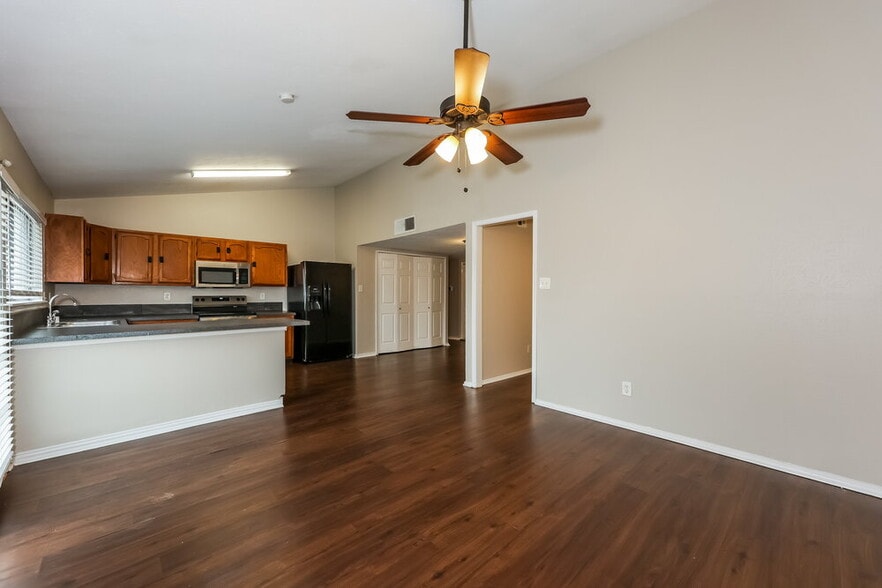 Building Photo - 1385 Southridge Dr