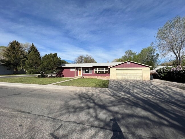 Building Photo - 3 Bed 2 Bath House with Attached 2 Car Garage & Trailer Parking