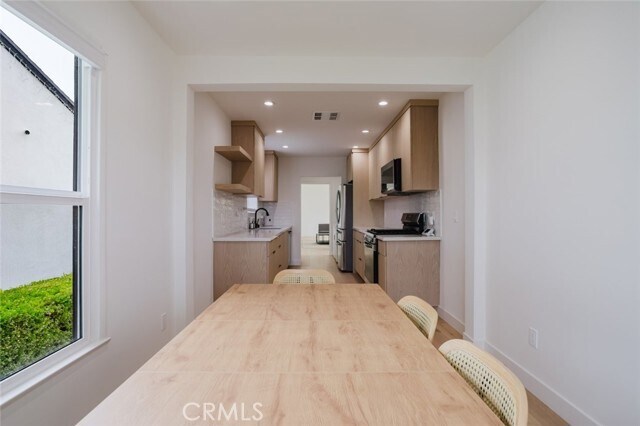 Building Photo - 6438 Lindley Ave