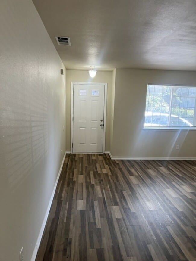 Building Photo - COMING SOON -  3 BEDROOM TOWNHOME W/ GARAGE