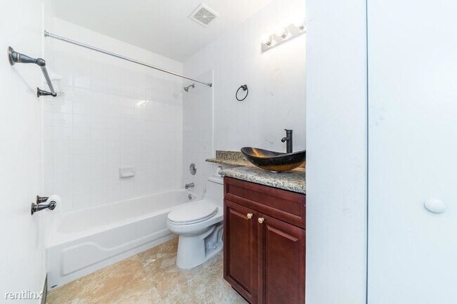 Building Photo - 3 br, 2.5 bath Townhome - 1335 SW 48th Ter