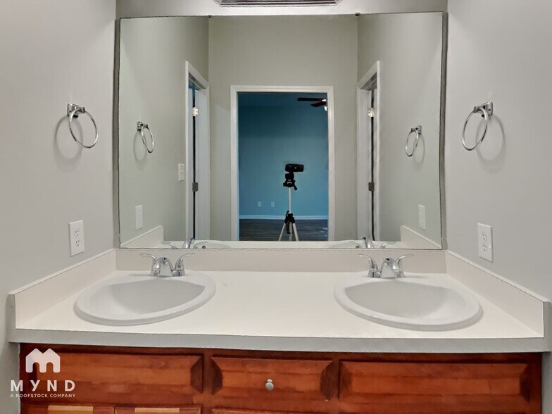 Building Photo - 523 Rockvale Ct