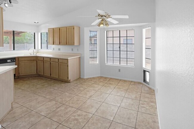 Building Photo - Stylish & Bright 3-Bed Oasis with Desert B...