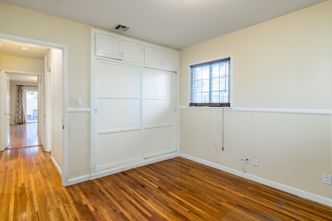 Building Photo - Spacious 3 Bedroom / 2 Bathroom Home in La...