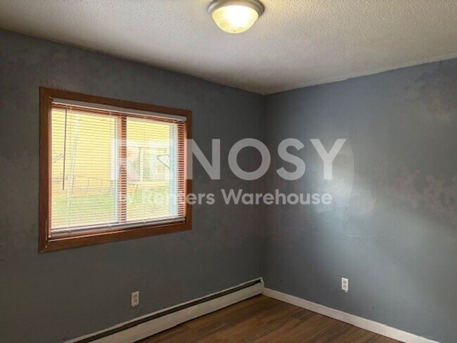 Building Photo - Move in Ready 2 Bedroom 1 Bath Unit in South Minneapolis