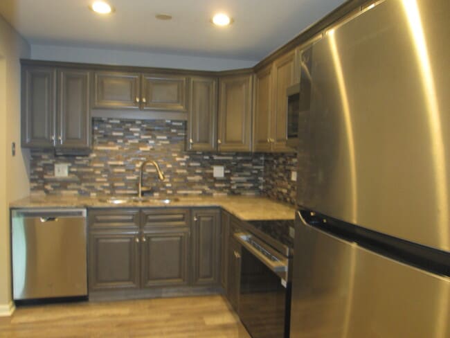 Building Photo - 800 Brook Dr