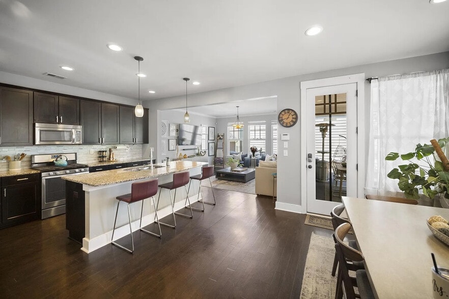 Building Photo - Room in House on Double Oaks Rd