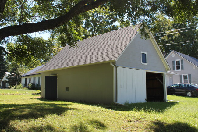 Garage w/storage - 710 Clark st