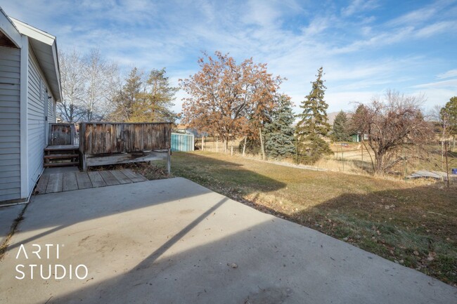 Building Photo - Cool Country Living