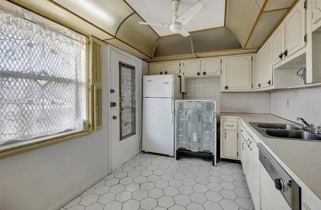 Building Photo - 1301 NE 191st St