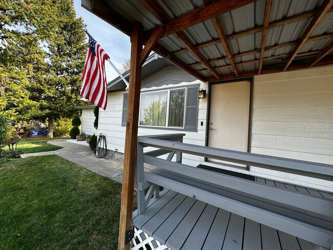 Building Photo - 2 Bedroom 1 Bath Single Family Home w/Atta...