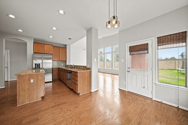 Building Photo - 25959 Ravenside Dr