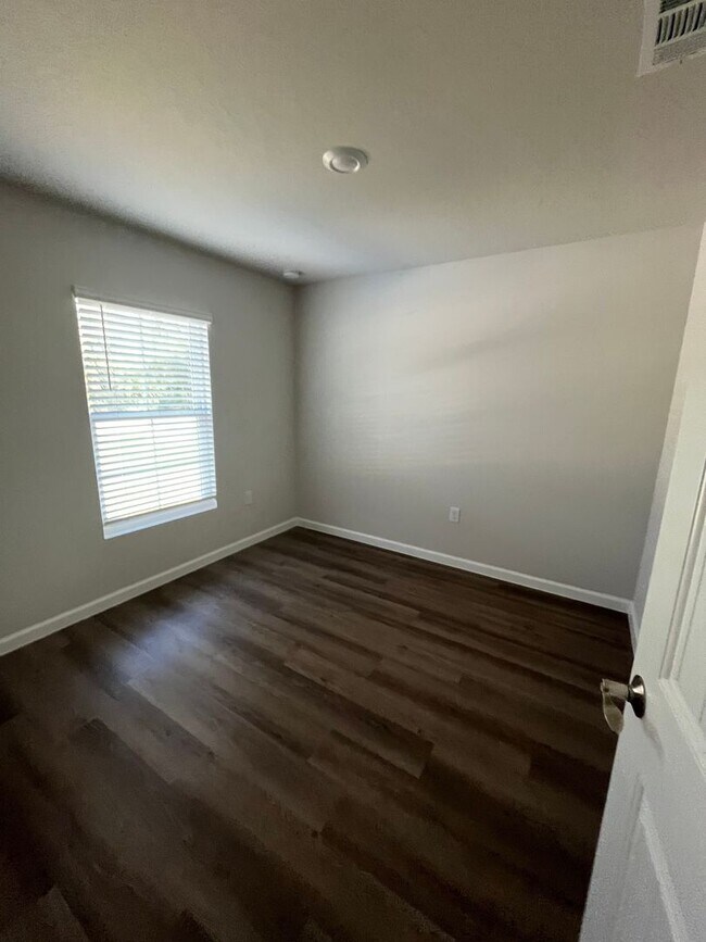Building Photo - Beautiful 4 Bedroom Home with Huge yard!