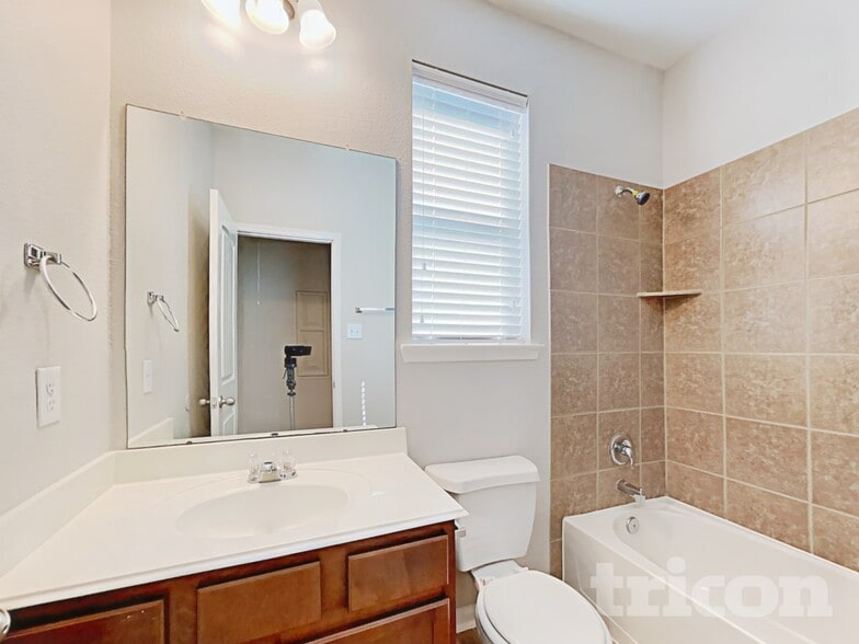 Building Photo - 410 Heatherton Hill Dr