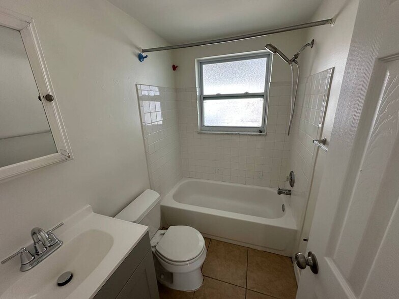 Building Photo - 443 90th Ave N