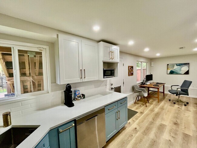 Building Photo - Spacious 5 Bed 3 Bath Home with In-Law Suite and huge yard in Olympic Hills