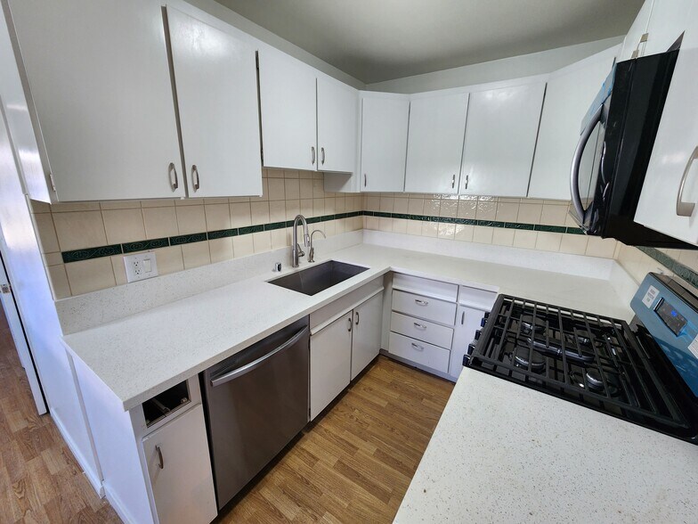 Building Photo - 10447 Cantara St