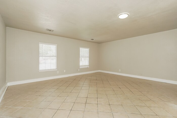 Building Photo - 1070 Hickory Trail St