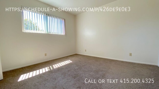 Building Photo - Cat Friendly Downtown Pacific Grove Apartm...