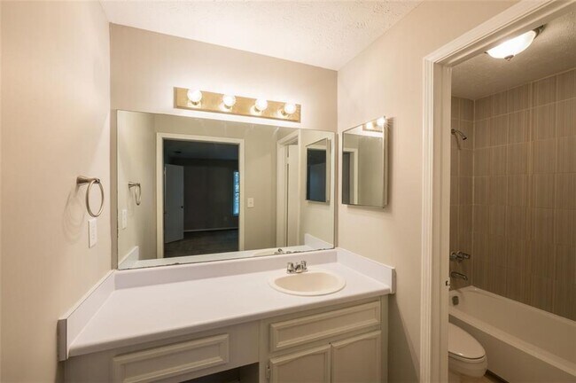 Building Photo - 602 Augusta Dr