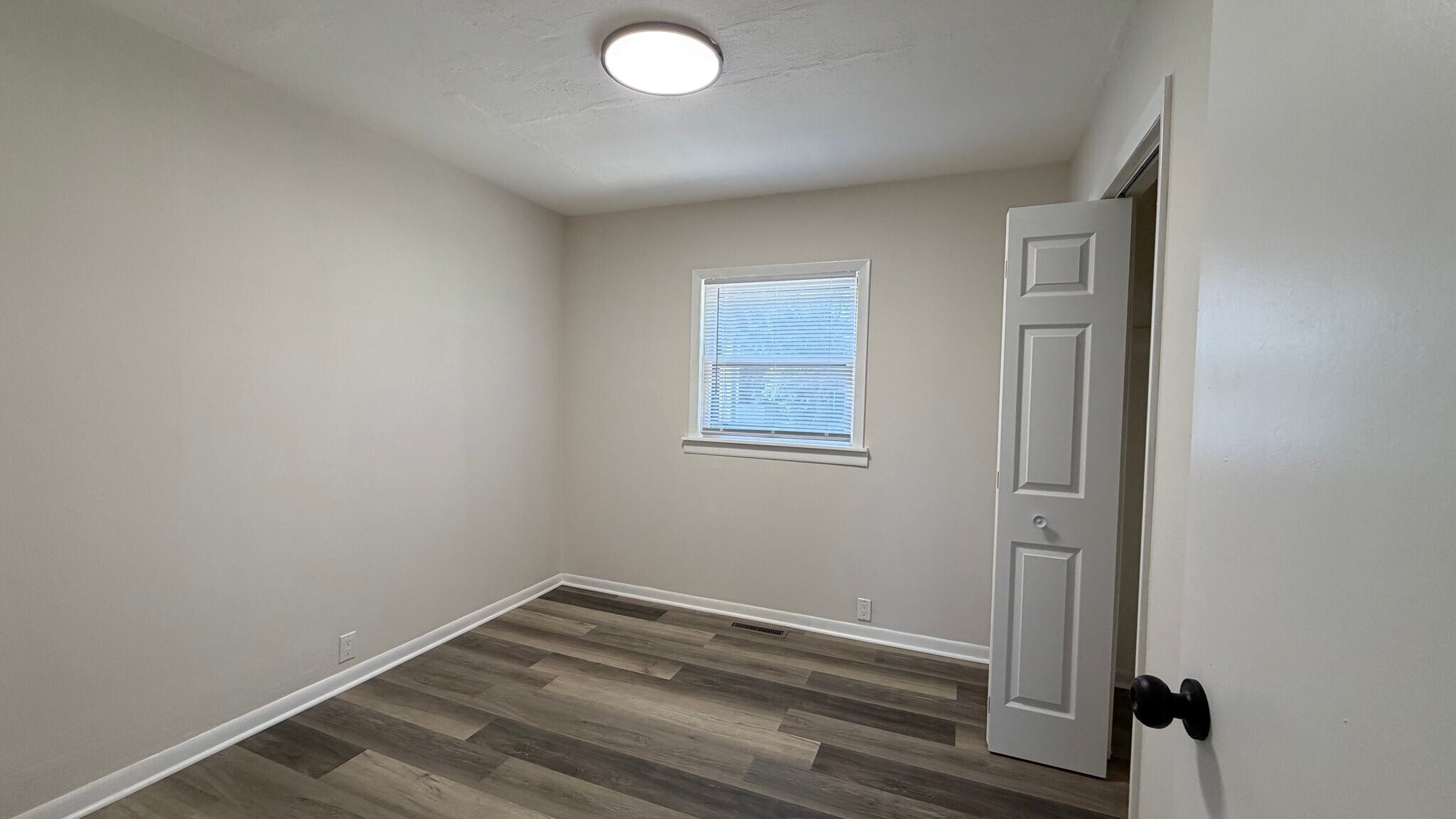 Building Photo - 1212 E 39th Pl