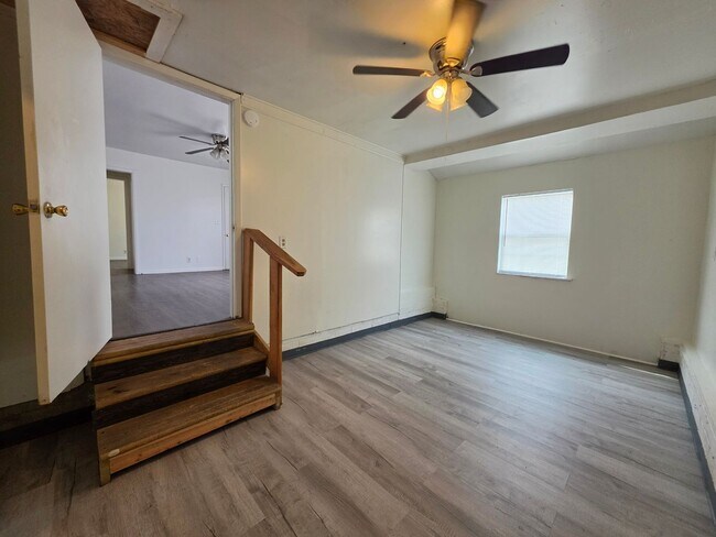 Building Photo - 3 Bed 1 Bath Home in Shawnee!