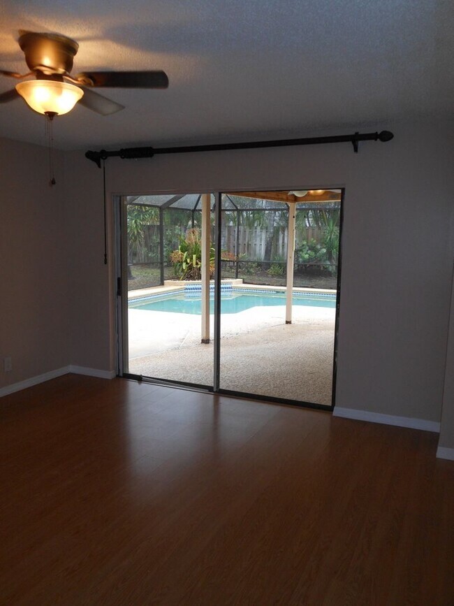 Building Photo - CHARMING 2 BEDROOM POOL HOME IN THE HEART OF JENSEN BEACH