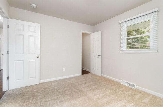 Building Photo - 203 Pecan Ln