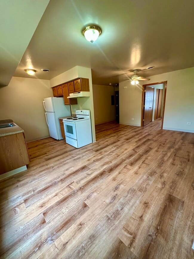 Building Photo - 465-479 N School St