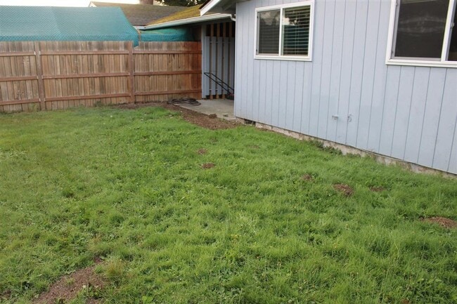 Building Photo - 2 Bedroom, 1 Bathroom Duplex!!!!