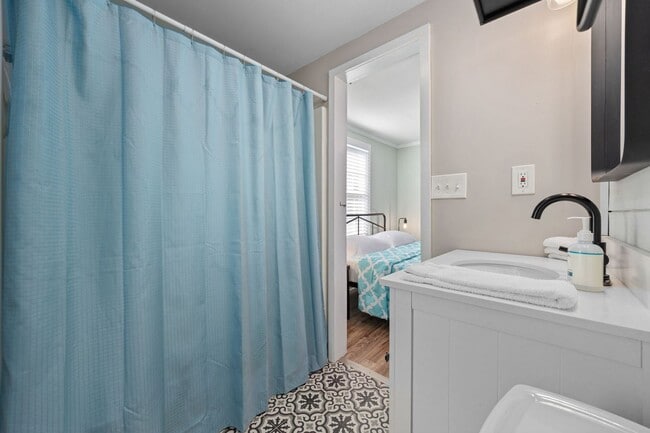 Building Photo - SNOWBIRD RENTAL- Pura Vida Cottage 4 Block...