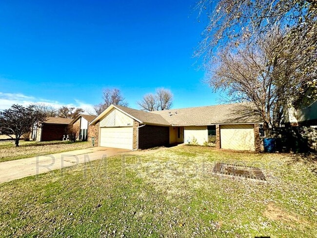 Building Photo - 2813 Greenfield Dr