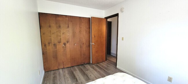 Building Photo - 2 BR Duplex in Convenient Neighborhood - PET FRIENDLY